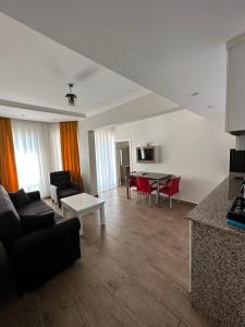 阿拉尼亞的住宿－Alanya Queen Apart Otel，客厅配有沙发和桌子