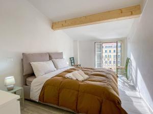 een slaapkamer met een groot bed en een raam bij Apartment La Finestra sulla Piazza by Interhome in Imperia