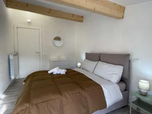 een slaapkamer met een groot bed met een knuffeldier erop bij Apartment La Finestra sulla Piazza by Interhome in Imperia