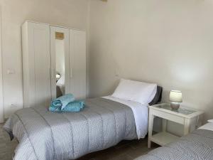 een slaapkamer met 2 bedden en een tafel met een spiegel bij Apartment La Finestra sulla Piazza by Interhome in Imperia
