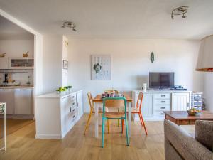 Il comprend une cuisine et un salon avec une table et des chaises. dans l'établissement Apartment Le Lagon Bleu by Interhome, à Cagnes-sur-Mer