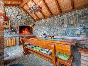 een kamer met een stenen muur en een open haard bij Holiday Home Bazak by Interhome in Bribir