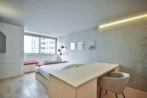 1 dormitorio con 1 cama y escritorio con silla en Luxurious flat/3bedrooms/Amazing view/EffeilTower, en París