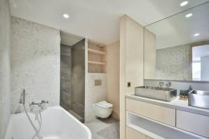 ein Badezimmer mit einer Badewanne, einem Waschbecken und einem WC in der Unterkunft Luxurious flat/3bedrooms/Amazing view/EffeilTower in Paris