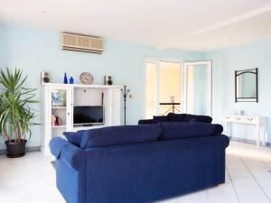 マリ・ストンにあるApartment Waterfront Oasis-2 by Interhomeの青いソファとテレビのあるリビングルーム +24枚の写真