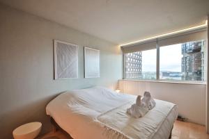 ein Schlafzimmer mit einem Bett mit einem ausgestopften Tier darauf in der Unterkunft Luxurious flat/3bedrooms/Amazing view/EffeilTower in Paris