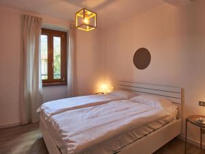 En eller flere senge i et værelse på Apartment Ca' Dolce Osteno by Interhome