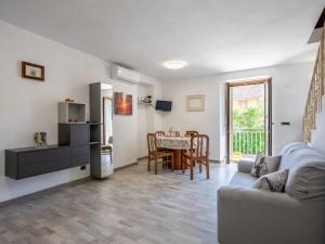 ein Wohnzimmer mit einem Sofa und einem Tisch in der Unterkunft Holiday Home Raggio di Sole by Interhome in Pontestura