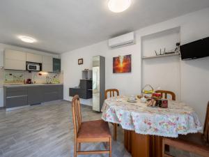 eine Küche und ein Esszimmer mit einem Tisch und Stühlen in der Unterkunft Holiday Home Raggio di Sole by Interhome in Pontestura