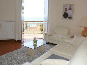 Χώρος καθιστικού στο Apartment Belle Vue by Interhome