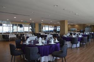 um salão de banquetes com mesas e cadeiras roxas em Lavanta Tepesi Hotel ve Spor Tesisleri em Burdur