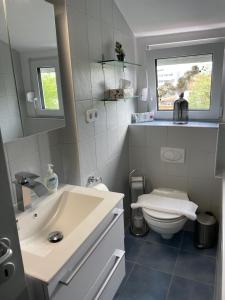 a bathroom with a sink and a toilet and a window at WEN Königsberger,ruhige DG-Wohnung in Weiden,2 Schlafzimmer,Parkplatz, zentral! in Weiden