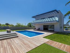 a house with a swimming pool in the yard at Holiday Home Villa Dora by Interhome in Pula