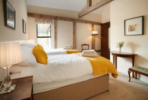 a large bedroom with two beds and a table at Evenwood Gables in Kenley