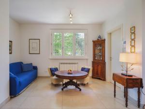 リド・ディ・カマイオーレにあるHoliday Home Villa Clara by Interhomeの青いソファとテーブルのあるリビングルーム +44枚の写真