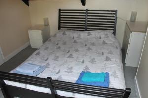 Postel nebo postele na pokoji v ubytování Lavender Cottage