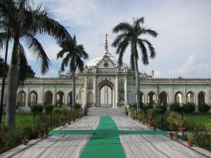 duży budynek z palmami przed nim w obiekcie Hotel Metro Regency w mieście Lucknow