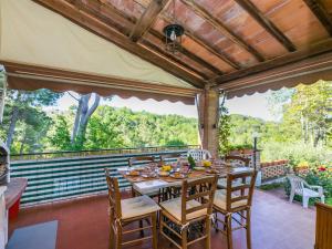 une salle à manger extérieure avec une table et des chaises dans l'établissement Holiday Home Villa Francesca by Interhome, à Montegabbro