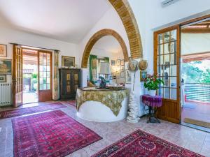 uma sala de estar com um arco e uma mesa em Holiday Home Villa Francesca by Interhome em Montegabbro
