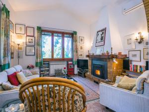 uma sala de estar com um sofá e uma lareira em Holiday Home Villa Francesca by Interhome em Montegabbro