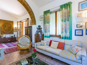 - un salon avec un canapé et une chaise dans l'établissement Holiday Home Villa Francesca by Interhome, à Montegabbro