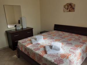 1 dormitorio con 1 cama con 2 toallas en Relax Apartment in San Vito en San Vito lo Capo