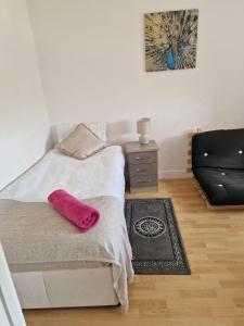 sypialnia z 2 łóżkami i różową poduszką w obiekcie Spacious Luxurious Serviced Accomodation w mieście Doncaster