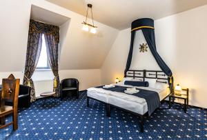 Schlafzimmer mit einem Kingsize-Bett mit Baldachin in der Unterkunft Hotel Grand Vígľaš in Zvolen