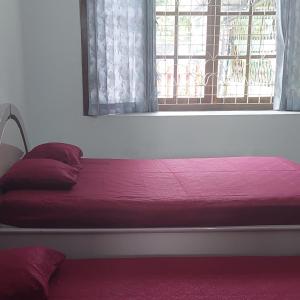 Tempat tidur dalam kamar di Homestay Ngaso Dalem