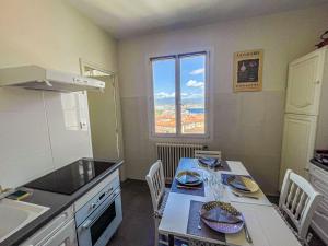 Køkken eller tekøkken på Eugenie - vue panoramique, clim, wifi - Ajaccio