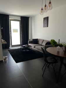 sala de estar con sofá y mesa en FDS Cosy Apartment en Ghent