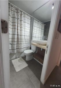 un piccolo bagno con servizi igienici e lavandino di Apartamento Playa y Casino a Coquimbo