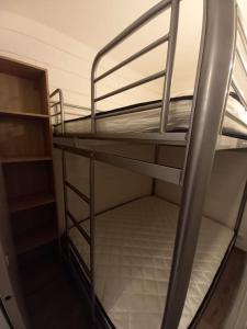 ein leeres Etagenbett in einem Zimmer in der Unterkunft location Appartement Bonascre toutes saisons in Ax-les-Thermes