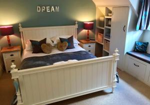 um quarto com uma cama com dois ursinhos de peluche em The Old Paper Mill em Lintz Green