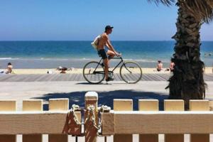 un homme faisant du vélo sur la plage dans l'établissement Large Two Bedroom Apartment with City Park and Bay views, à Melbourne 27 autres photos