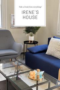 uma sala de estar com um sofá azul e uma mesa de vidro em Irene's house em Calímnos
