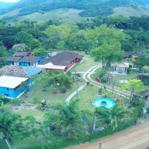 - une vue aérienne sur un complexe avec une piscine dans l'établissement Pousada Sítio Val Paraíso, à Sana
