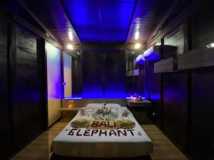 una camera con un letto con luci blu sopra di Bali Elephants Boutique Villa a Jimbaran