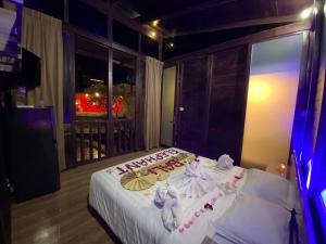 una camera da letto con un letto con due peluche sopra di Bali Elephants Boutique Villa a Jimbaran