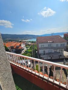 einen Balkon mit Stadtblick in der Unterkunft Casa vistas a la ría in Moaña
