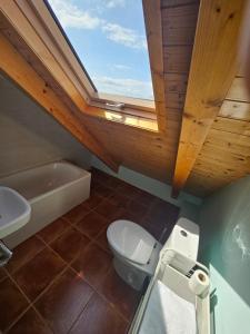 ein Badezimmer mit einem WC, einem Waschbecken und einer Badewanne in der Unterkunft Casa vistas a la ría in Moaña