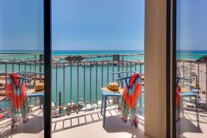 un balcone con vista sull'oceano in un resort di RoccaRegina Hotel a Sciacca