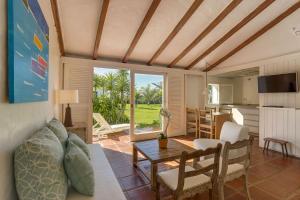 a living room with a couch and a table at Antares Club Hotel Lagoinha in Florianópolis