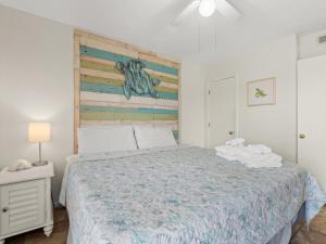- une chambre avec un lit et une tête de lit en bois dans l'établissement Sand Dollar, Unit 103, à Myrtle Beach