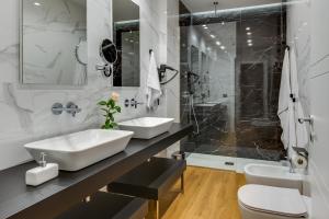 Koupelna v ubytování RoccaRegina Hotel