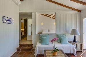 Una habitación con dos camas con un dormitorio al fondo. en Antares Club Hotel Lagoinha, en Florianópolis 28 fotos más