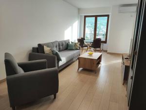 ein Wohnzimmer mit einem Sofa und einem Couchtisch in der Unterkunft Grand View Apartment in Skopje