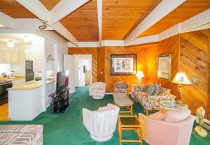 salon z drewnianymi panelami i kuchnią w obiekcie Seascape w mieście Myrtle Beach