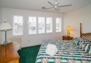 sypialnia z łóżkiem i wentylatorem sufitowym w obiekcie Seascape w mieście Myrtle Beach