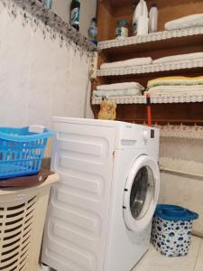 eine Waschmaschine in einer Waschküche mit Handtüchern in der Unterkunft Nokta evler 